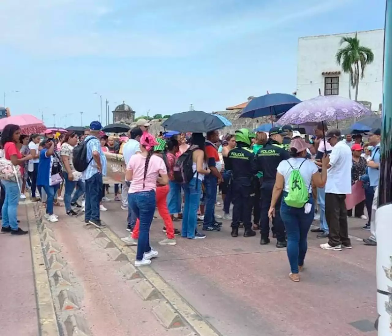 Estudiantes de Fe y Alegría bloquean la avenida Blas de Lezo en el Centro