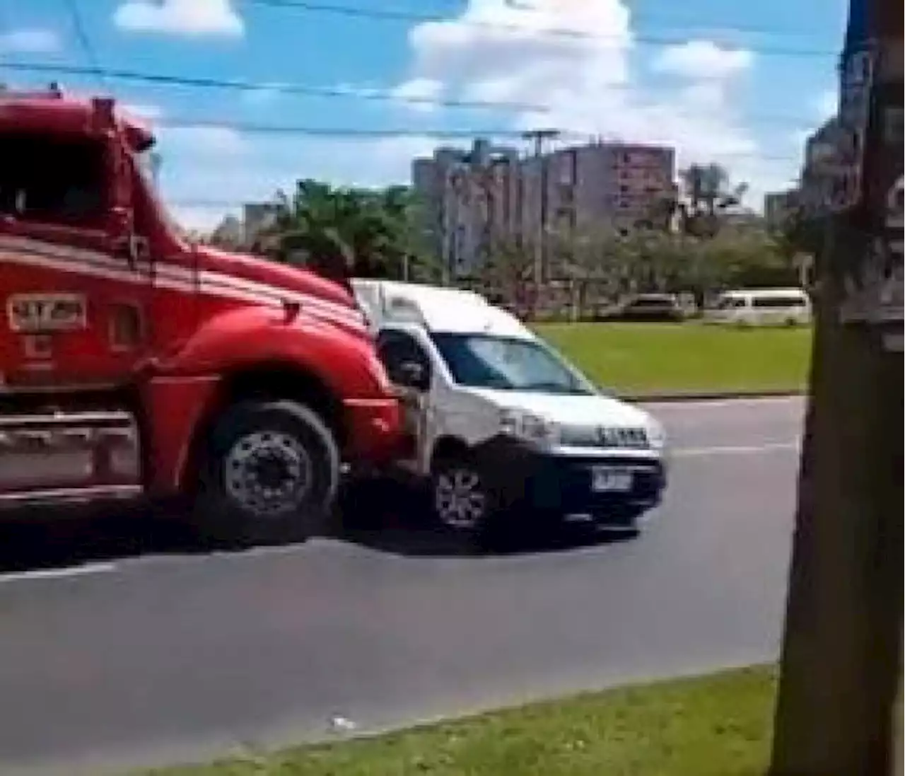 Intolerancia: Tractomula arrastró a un carro por una vía de Bogotá