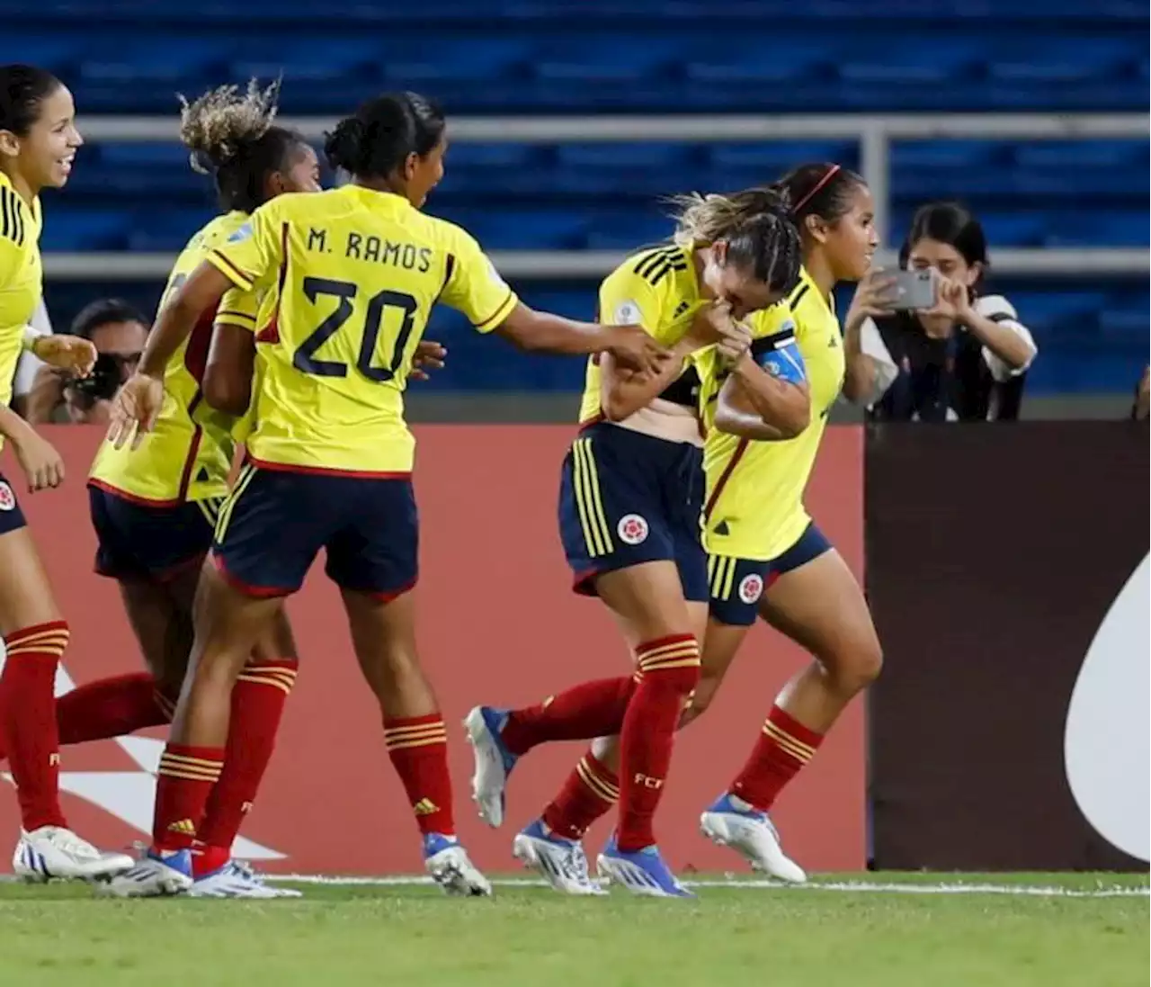 Video: así fue el emotivo encuentro de jugadoras de la Selección con Karol G