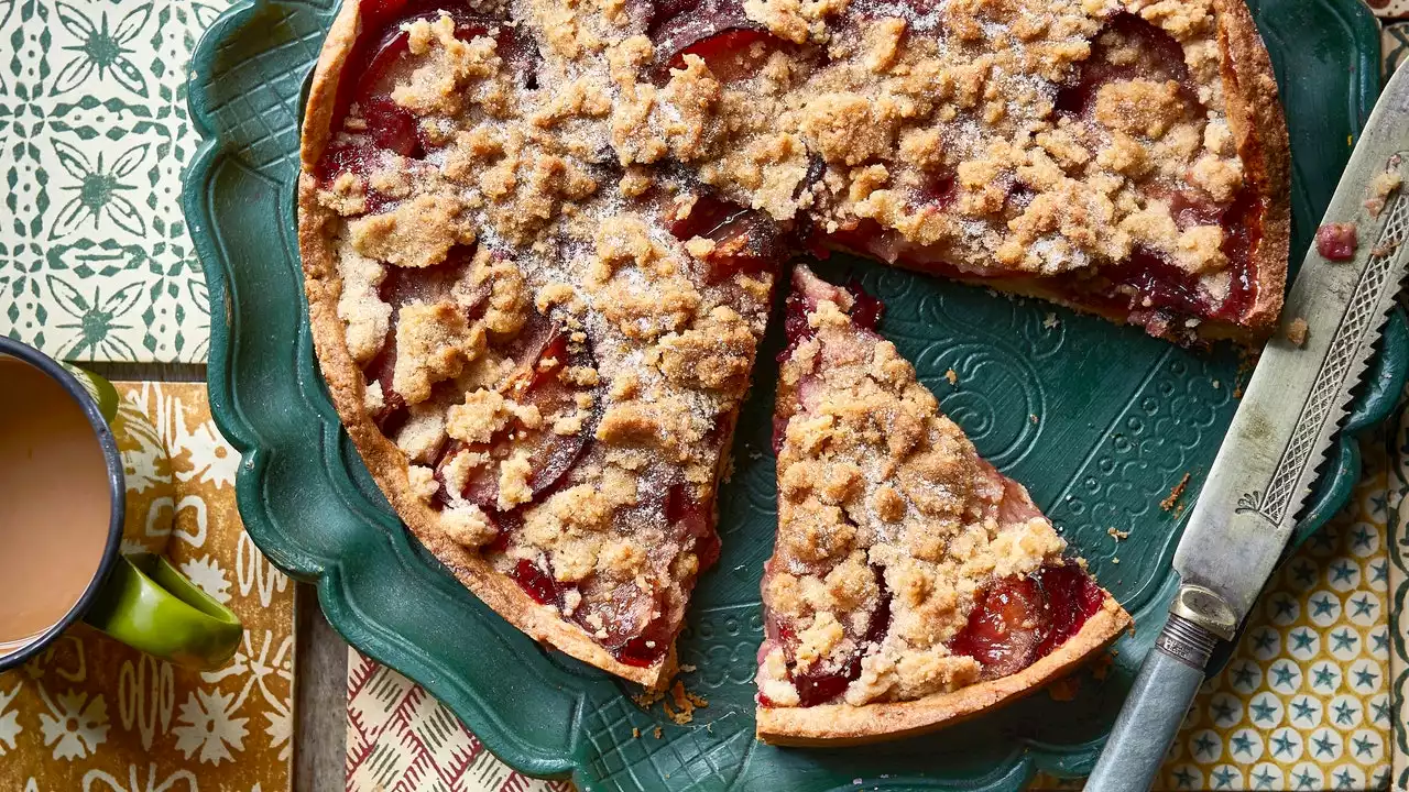 Zwetschgen-Kuchen (Plum Tart With Streusel)