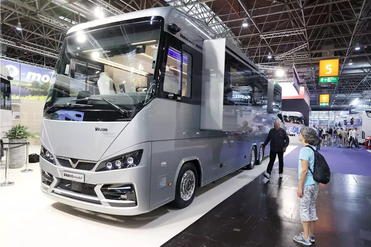 Düsseldorfer „Caravan Salon“ 2023: Rollender Luxus-Bus für 2 Mio. Euro: Der Innenraum haut einen um