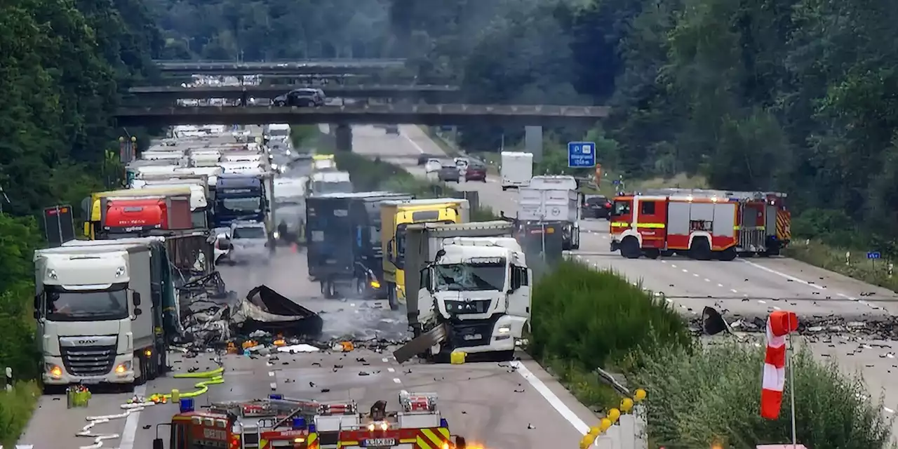 Mehrere Gasflaschen explodieren auf Lkw - A2 voll gesperrt