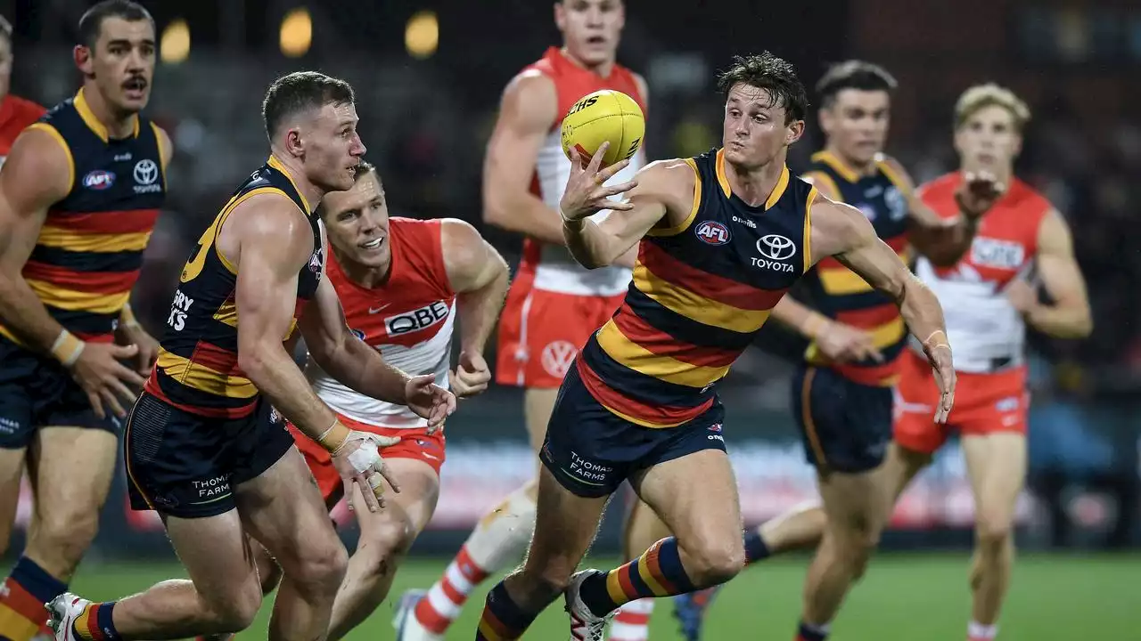 Swans emerge as frontrunner for reborn Crows ball magnet Matt Crouch