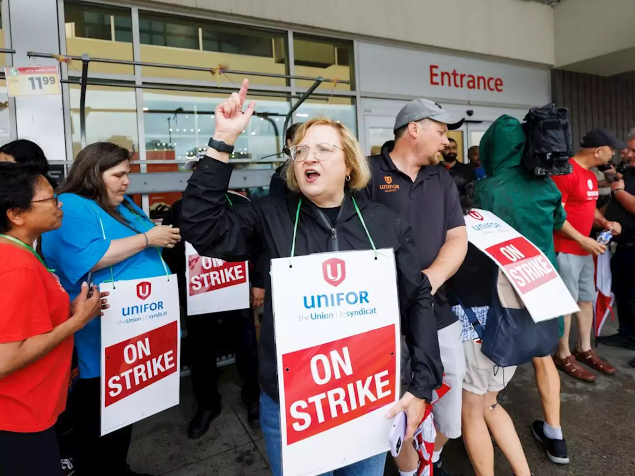 Metro wins court order ending union blockade of warehouses as strike at Toronto-area stores continues