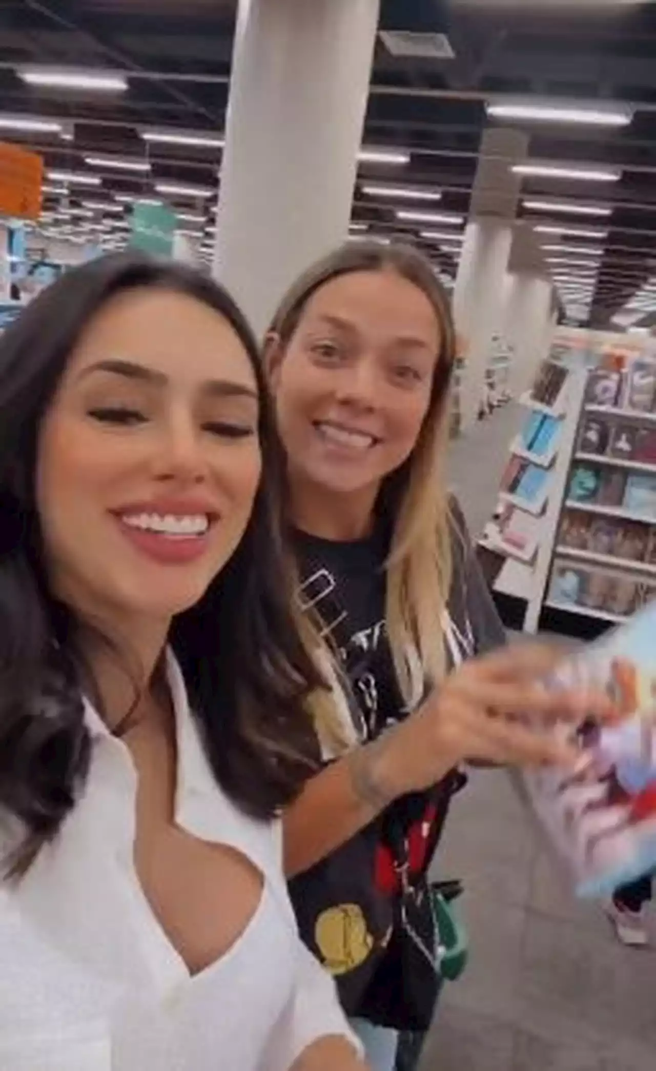 Bruna Biancardi e Carol Dantas fazem compras juntas na Arábia Saudita: 'Levando a loja inteira'