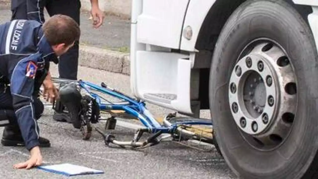 Ciclista travolta e uccisa da un camion in centro a Milano