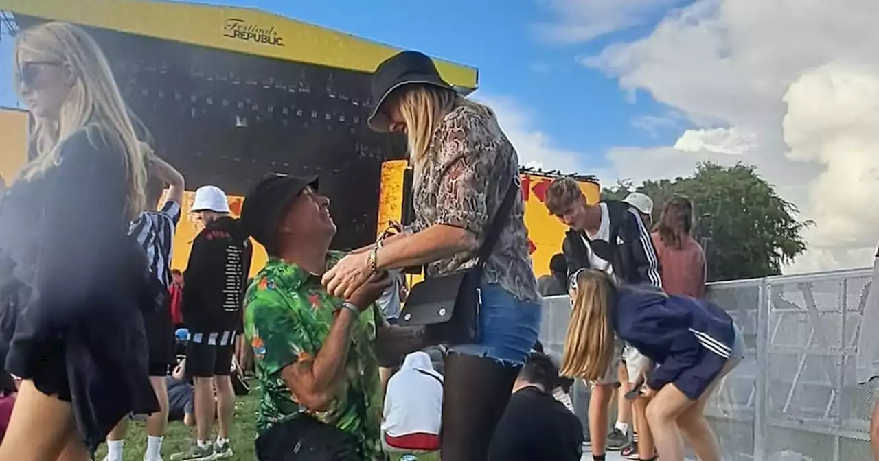 Moment boyfriend proposes to shocked woman in middle of Leeds Festival crowd