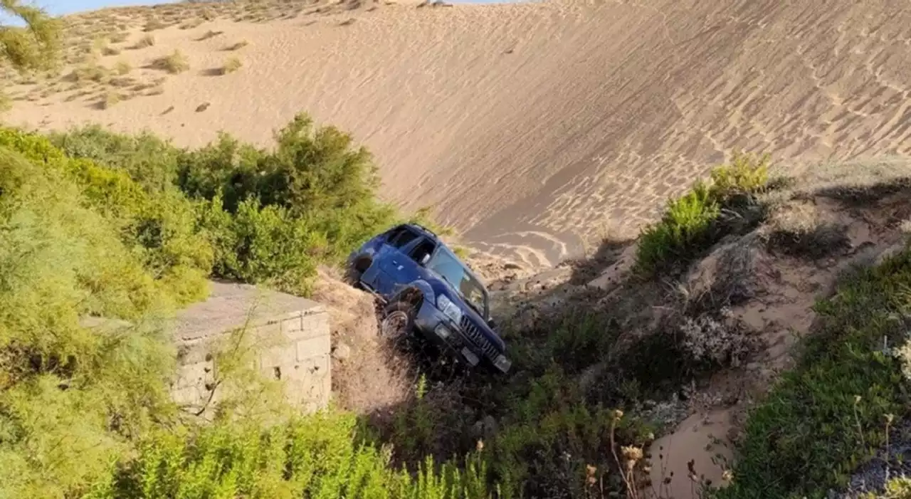 Col fuoristrada sulle dune protette, resta bloccato nella sabbia: maxi multa in arrivo