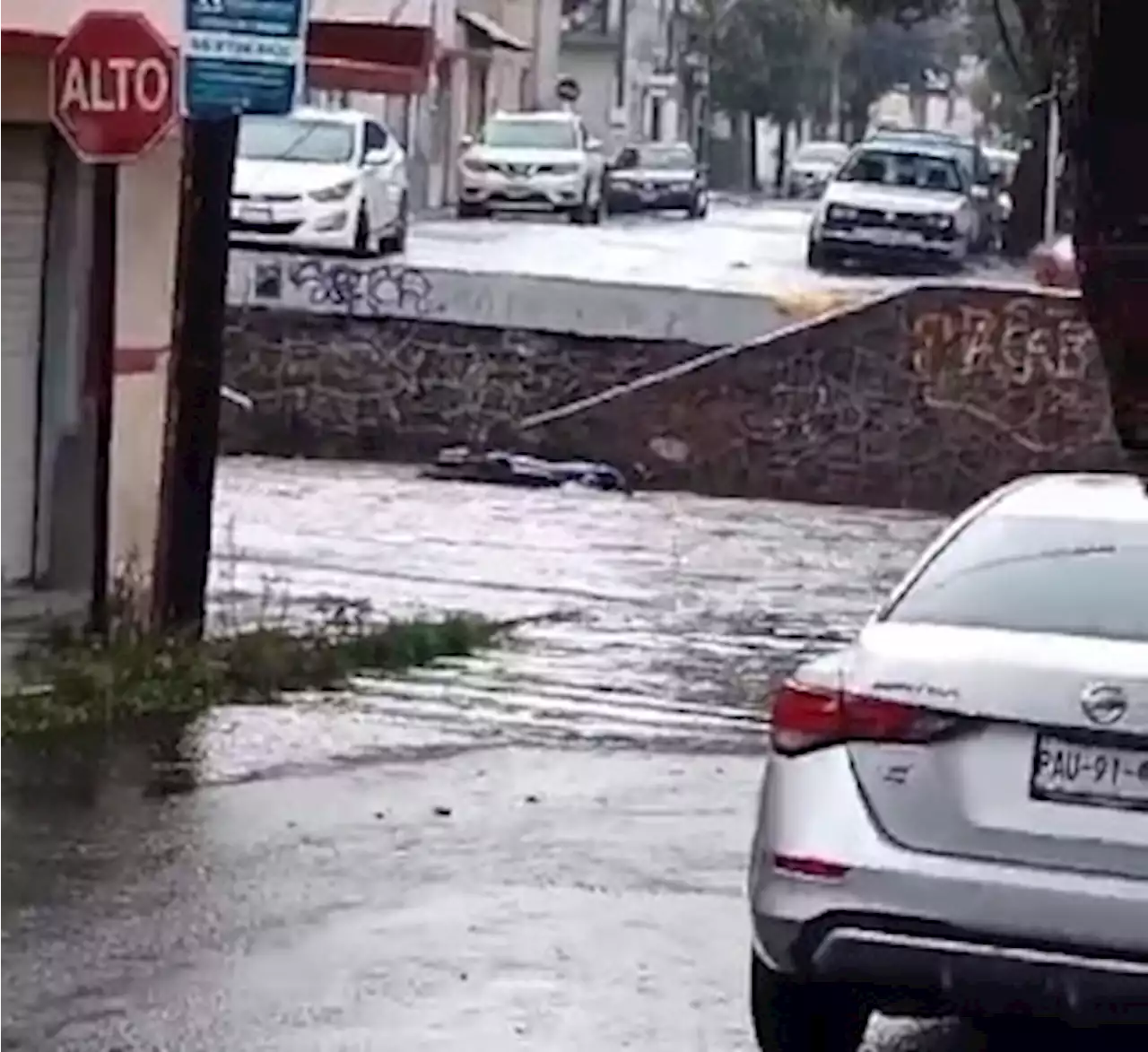 Lluvias arrastran moto y convierten coladeras en cascadas en Toluca