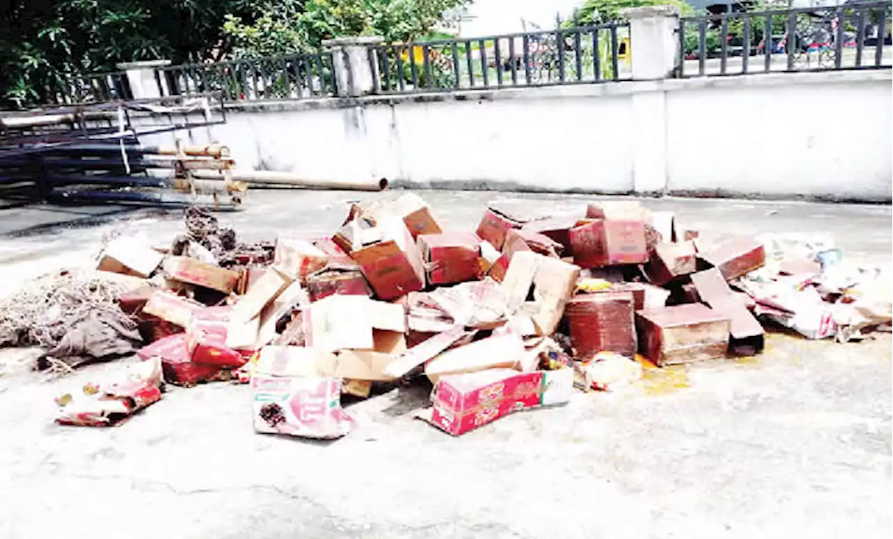 Residents steal expired foodstuffs from Bayelsa warehouse