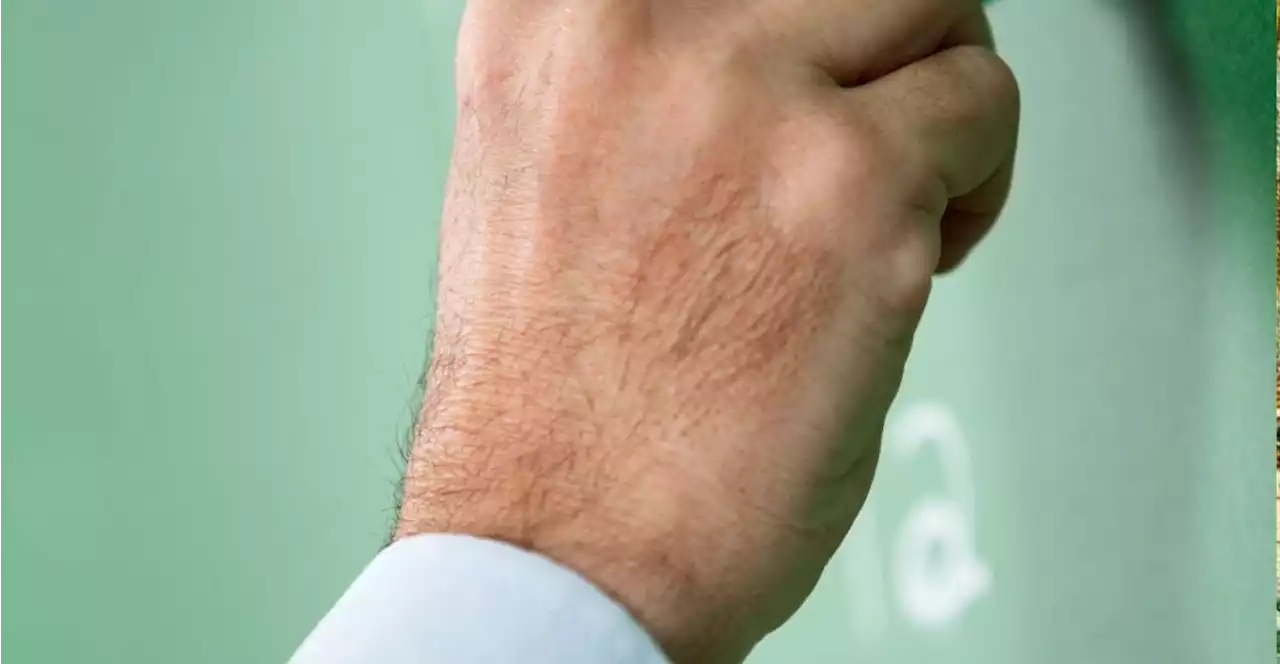 Why is there few male primary school teachers?