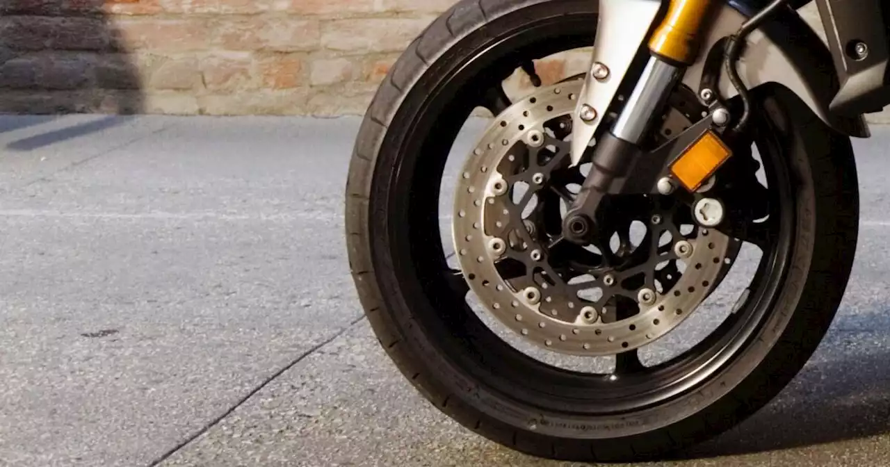 Motociclista se voló tras embestir a dos abuelitos que terminaron en una UCI: impresionante video