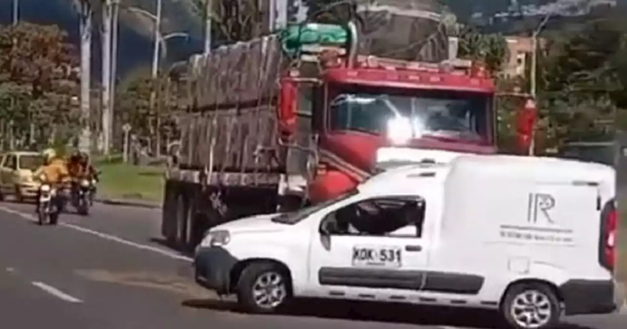 Tractomula arrastró a una camioneta en una calle de Bogotá: impresionante video