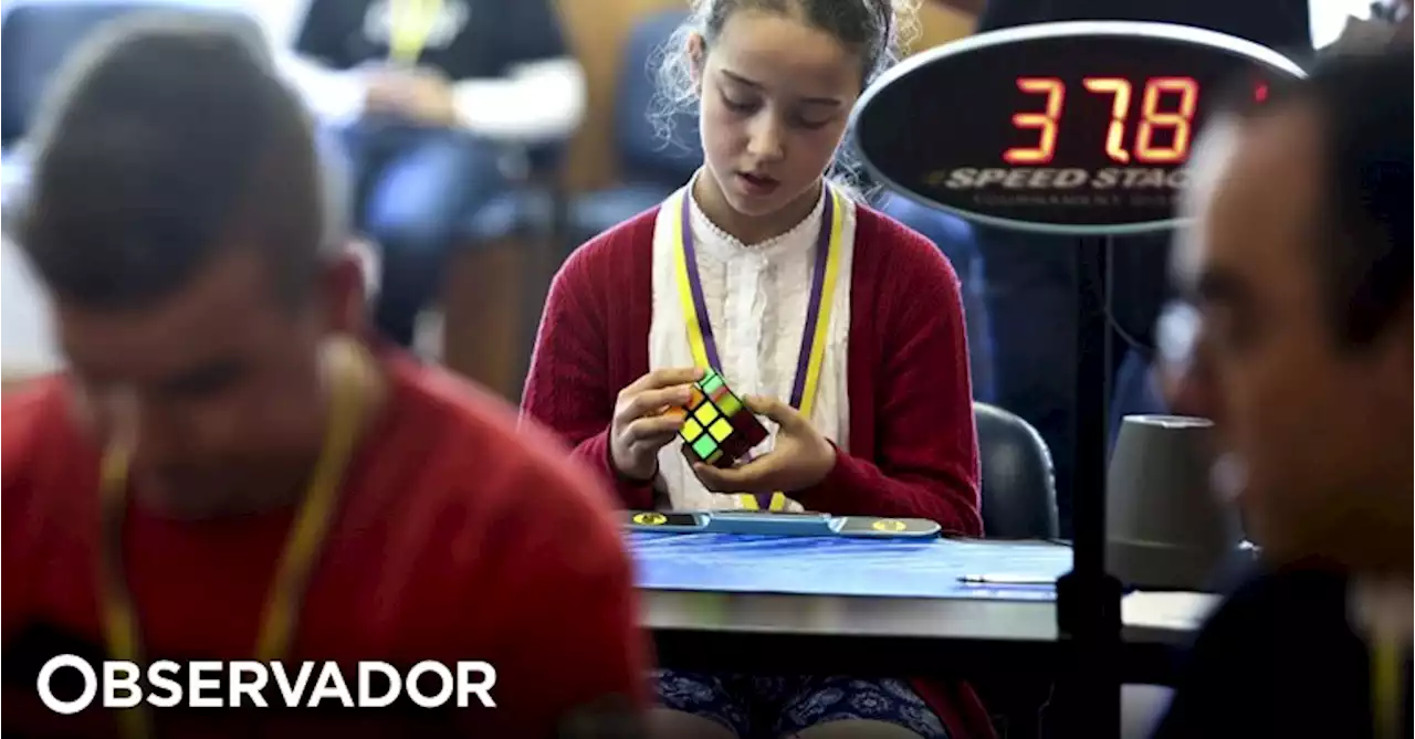 Azeméis recebe 100 participantes de sete países para competição de cubo mágico