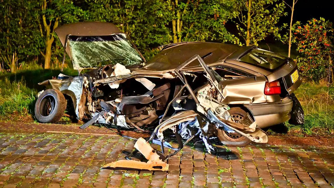 112-nieuws: auto crasht in Hulsel • kapotte vrachtwagen op A2