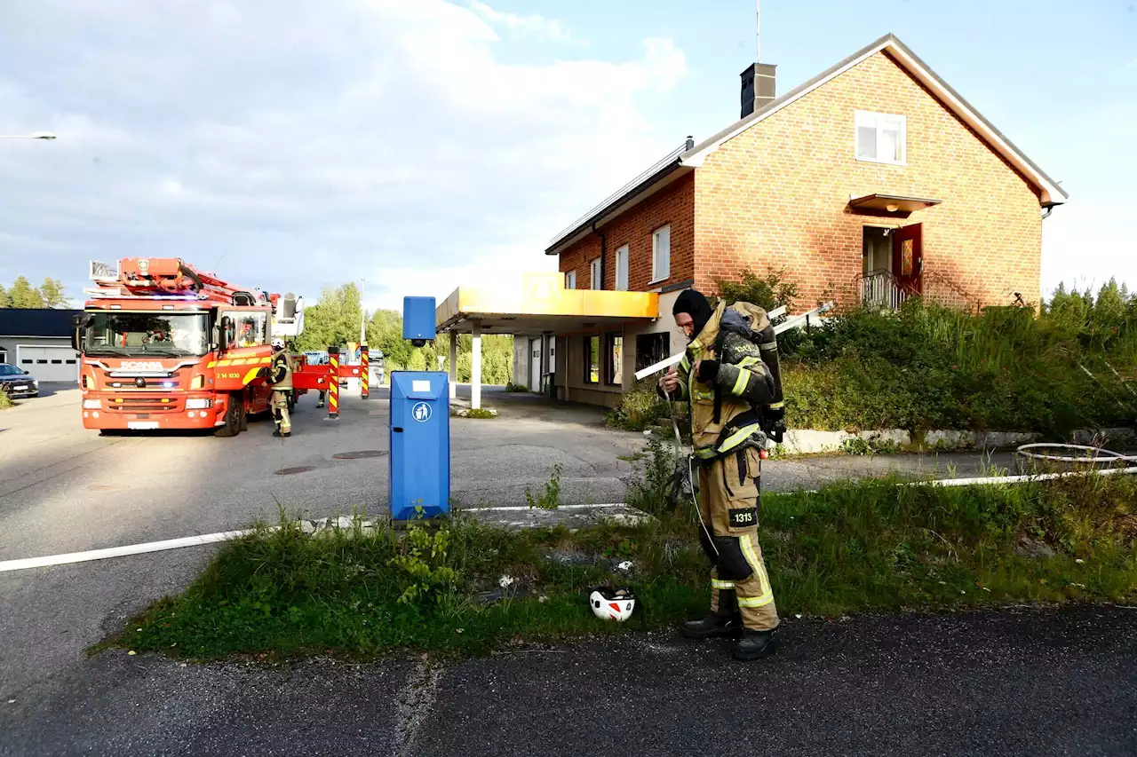 Misstänkt brand i villa – rökdykare på plats