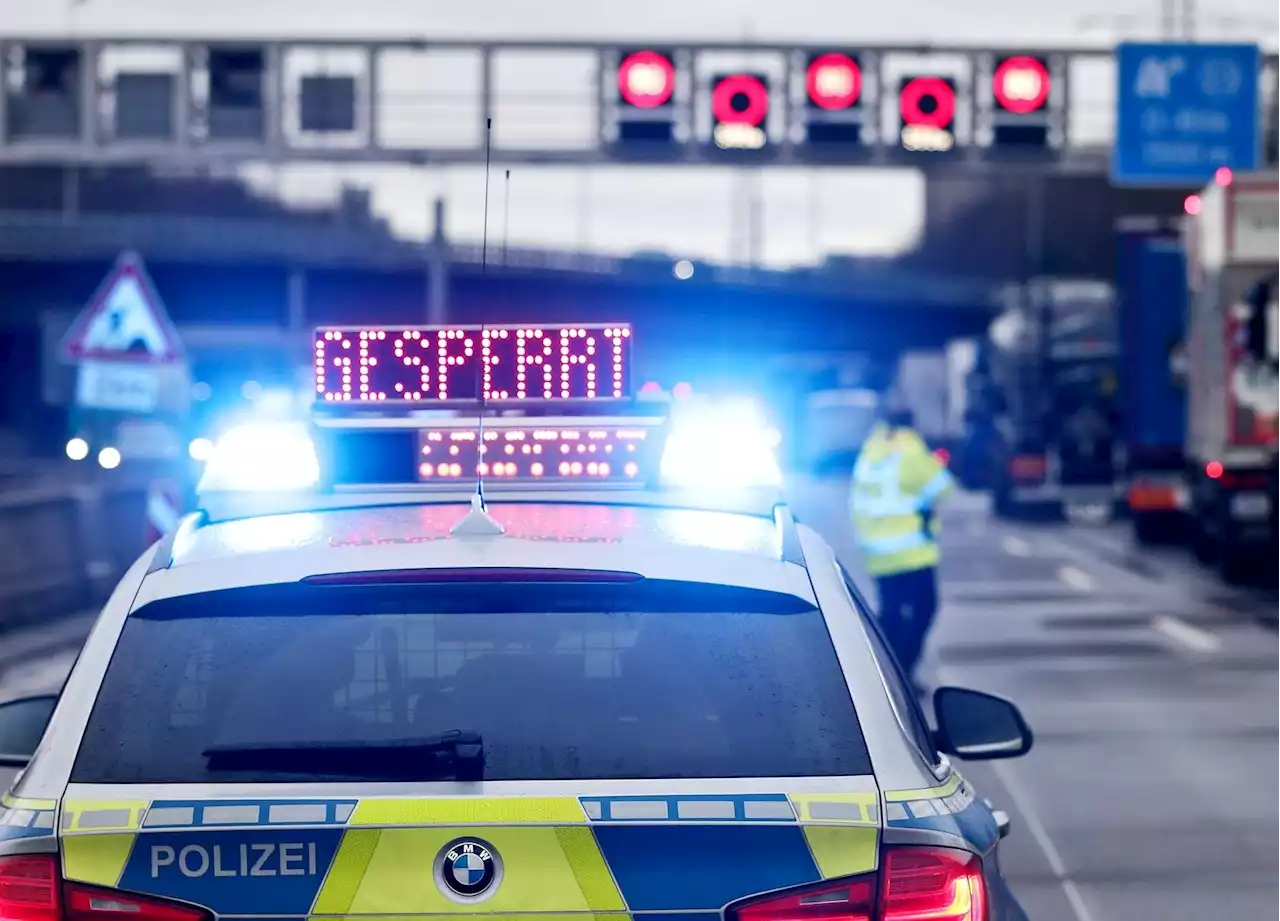 Mehrere Gasflaschen explodieren auf Laster: A2 voll gesperrt