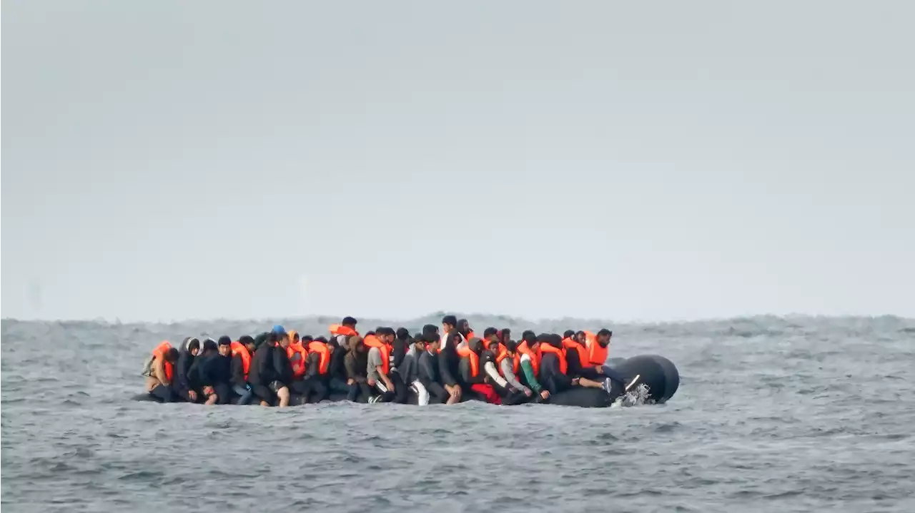 Reino Unido estudia controlar a los migrantes indocumentados