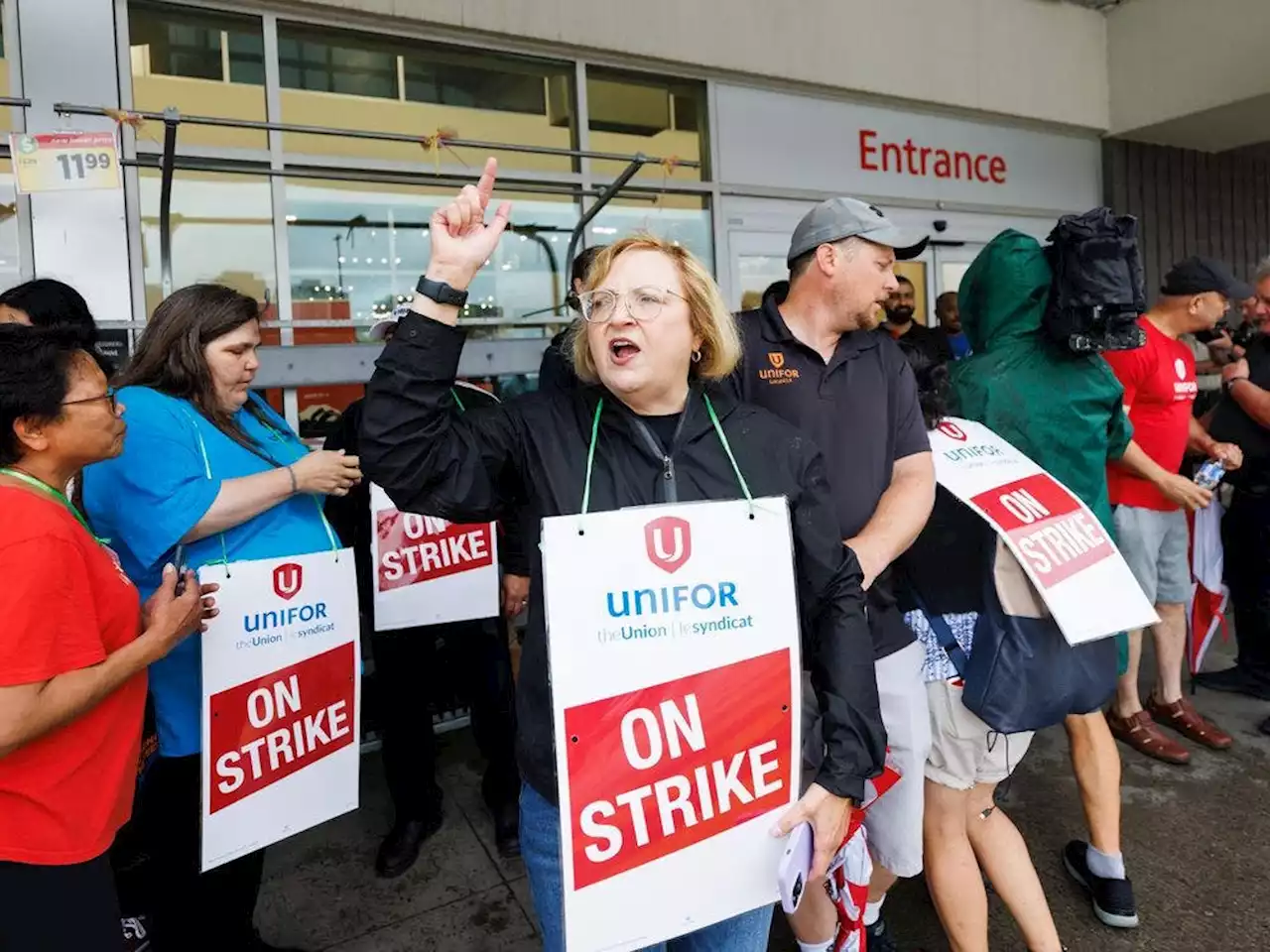 Metro wins court order ending union blockade of warehouses as strike at Toronto-area stores continues