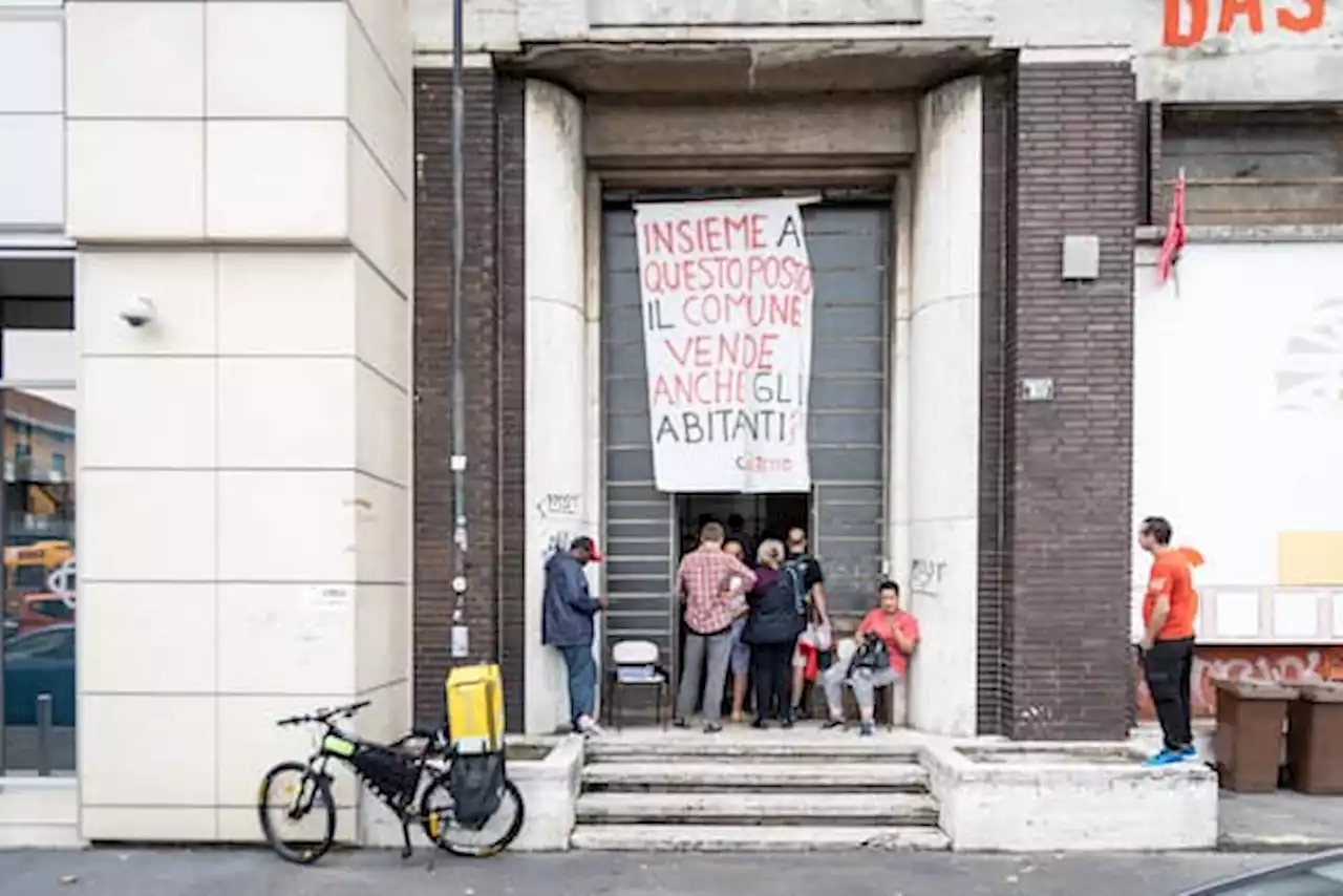 Milano, in corso sgombero ex bagni pubblici destinati a moschea