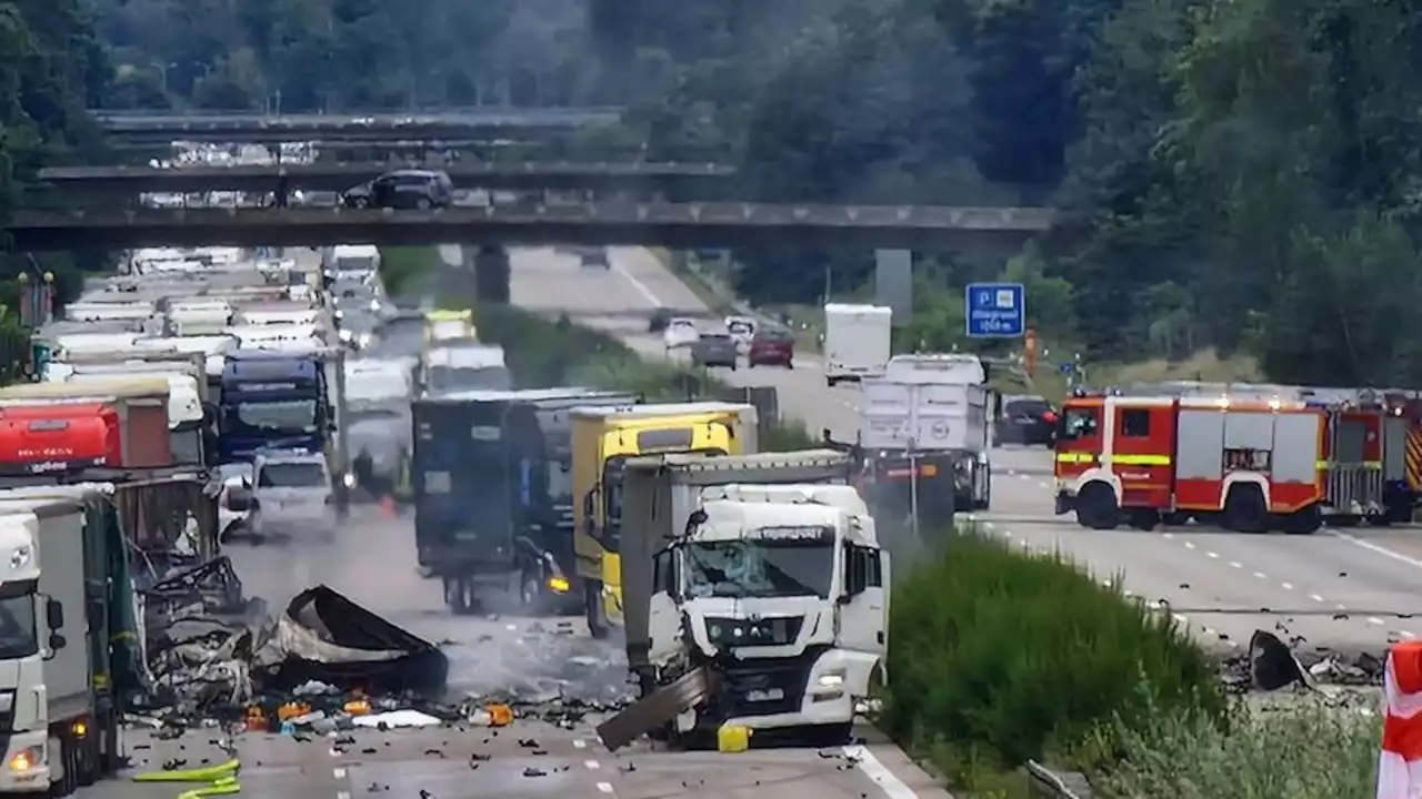 Gasflaschen explodieren auf Lkw: wohl mindestens zwei Tote