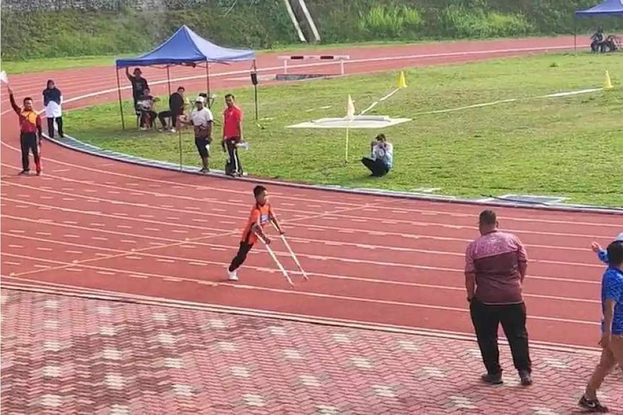 Malaysian boy with one leg finishes last in 100m race but wins the Internet