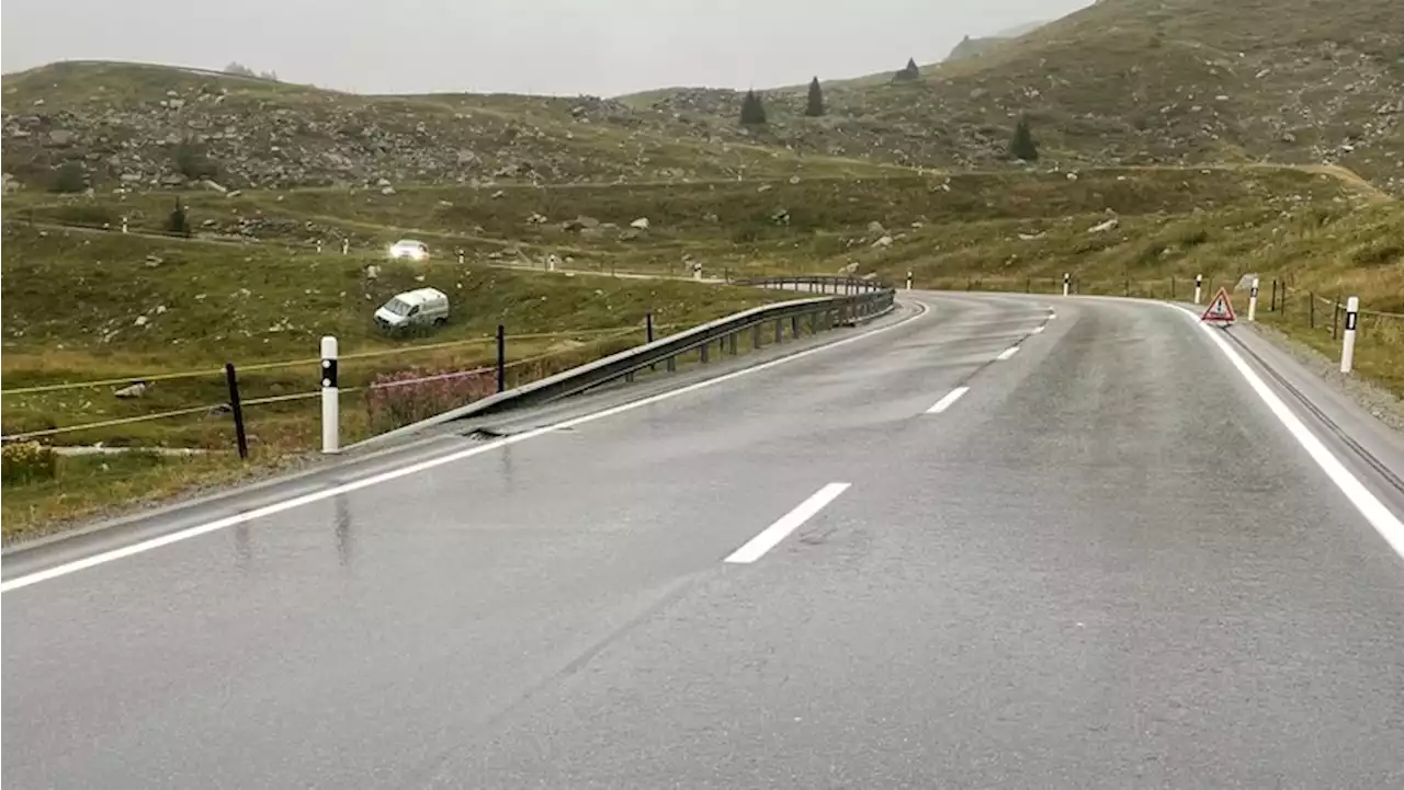 Alkoholisierter Autofahrer auf Julierstrasse vom Weg abgekommen