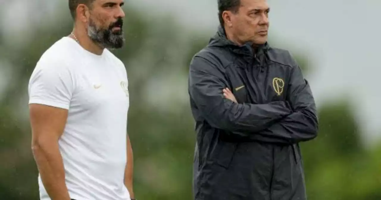 Luxemburgo e coordenador do Núcleo de Saúde e Performance discutem nos bastidores do Corinthians