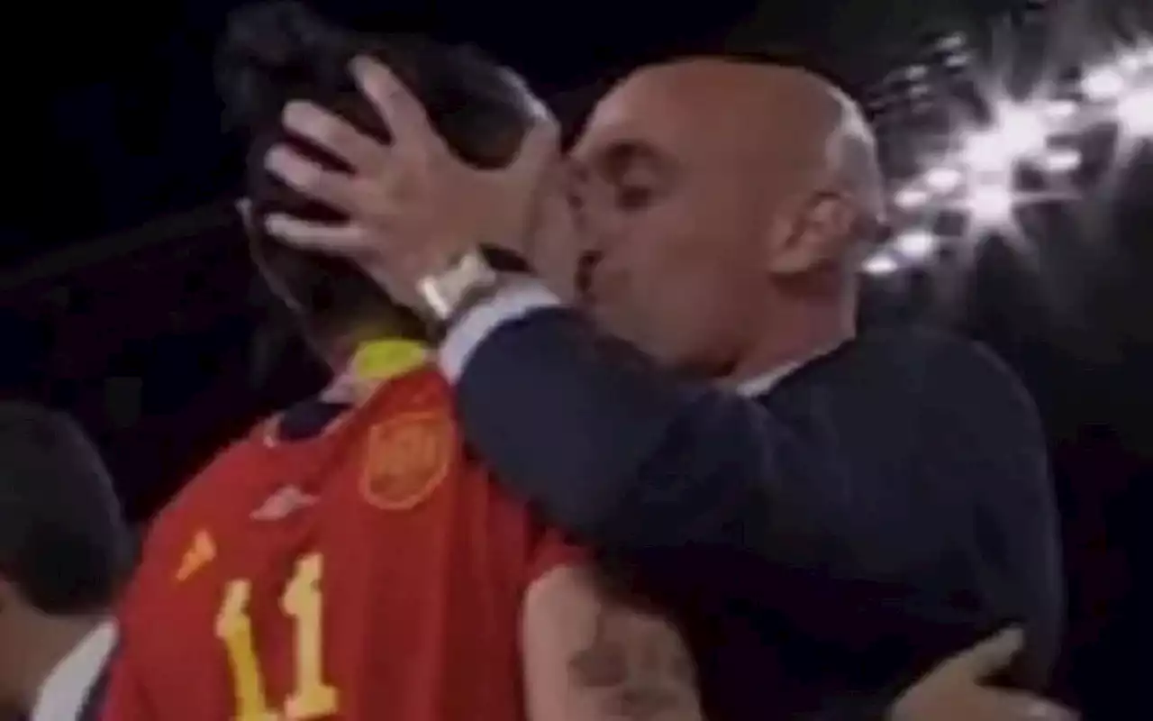 Spanish FA regional leaders tell Luis Rubiales to resign amid World Cup kiss row