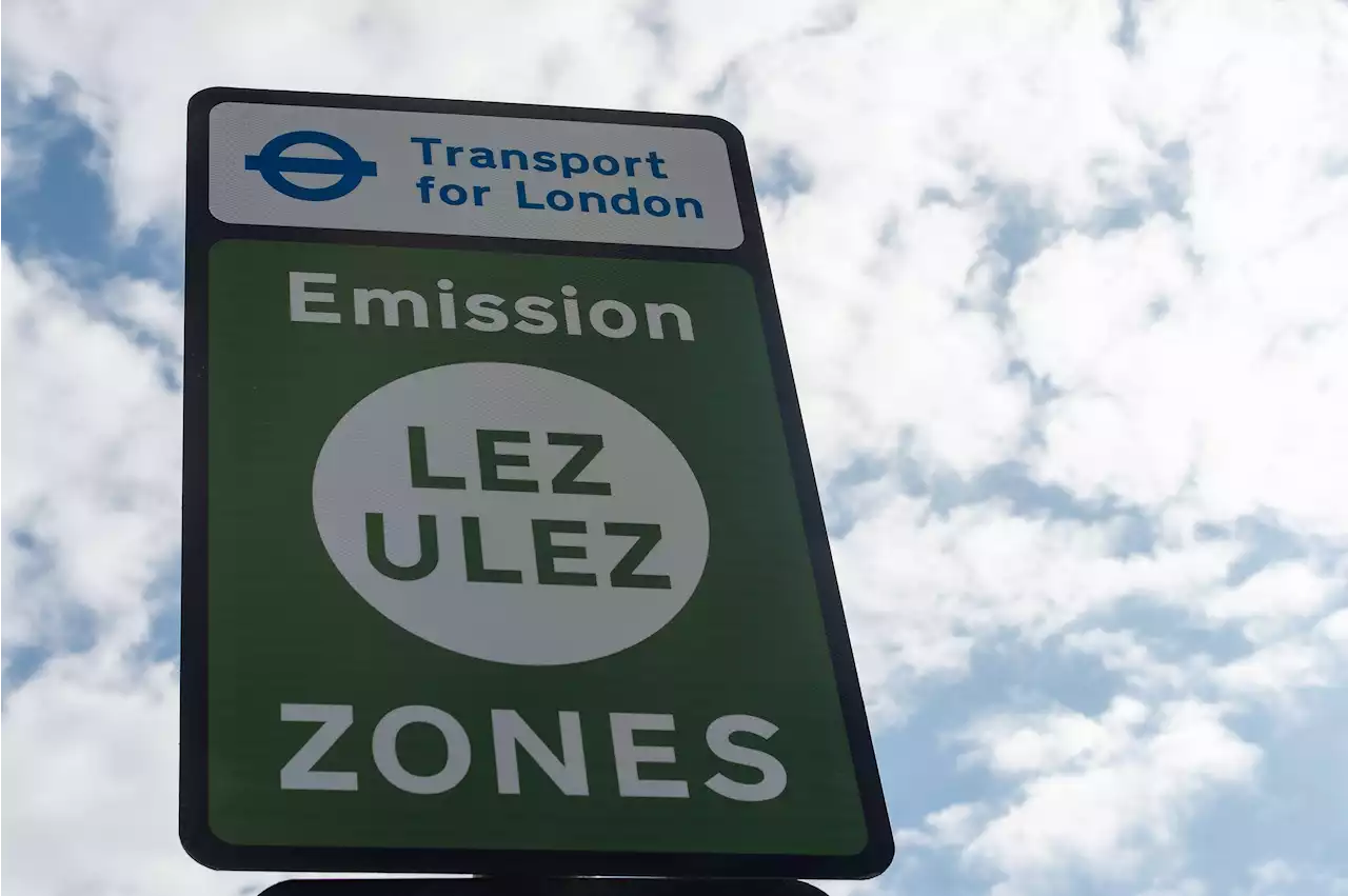 Ulez chaos on first day as warring councils refuse to let mayor put up signs