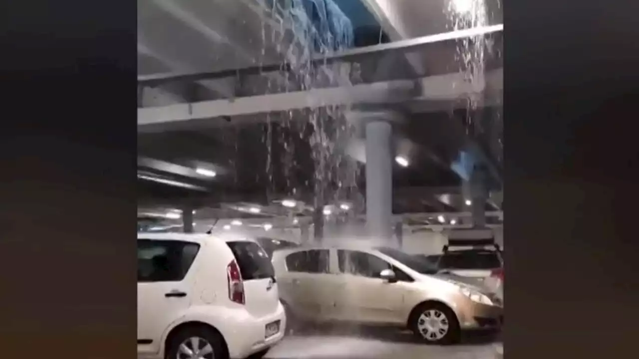 Piove troppo: il parcheggio del centro commerciale diventa una cascata