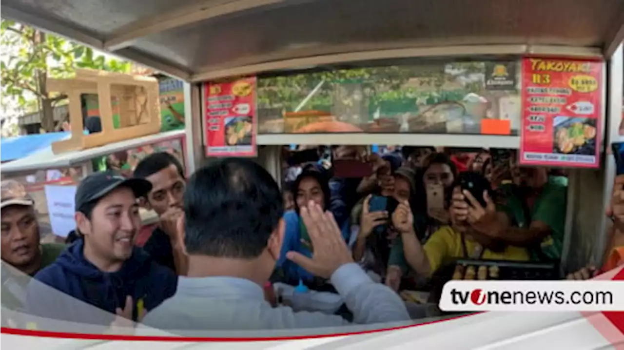 Unik! Momen Prabowo Jajan Takoyaki di Pasar Grogolan Pekalongan