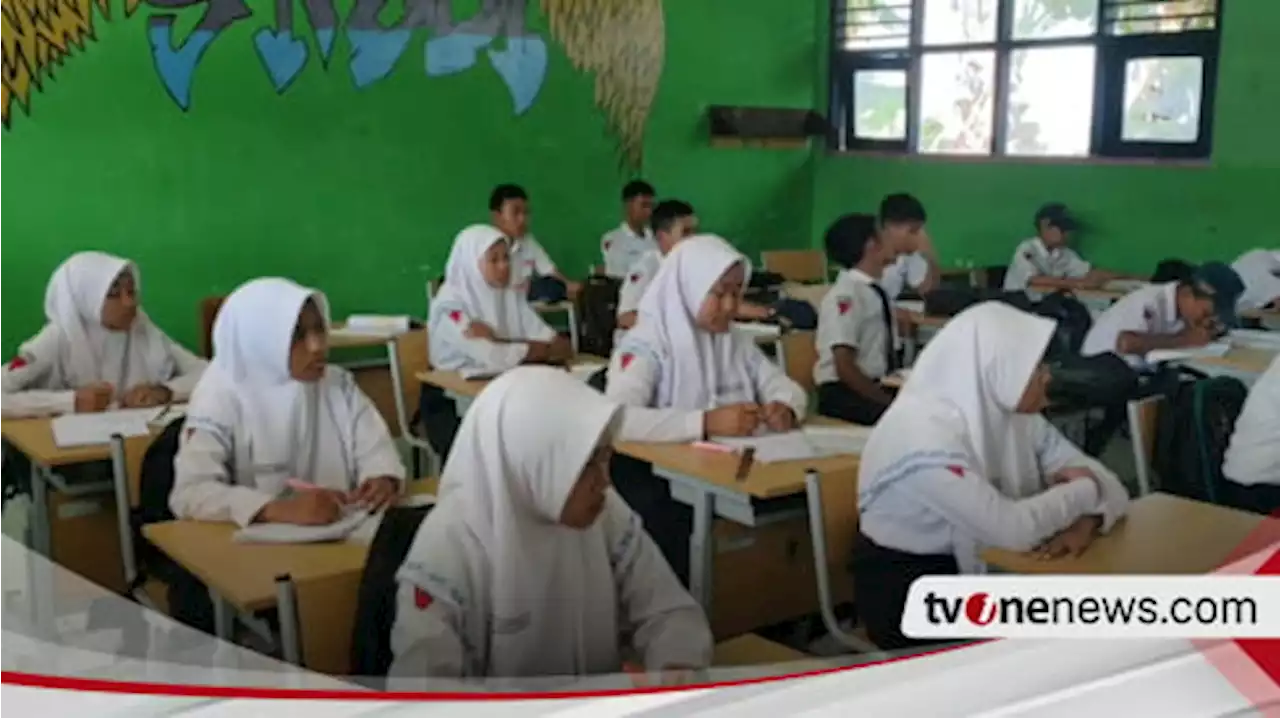 Viral! Gegara Tak Memakai Ciput Kerudung, Belasan Siswi SMPN 1 Lamongan Dibotaki Oknum Guru