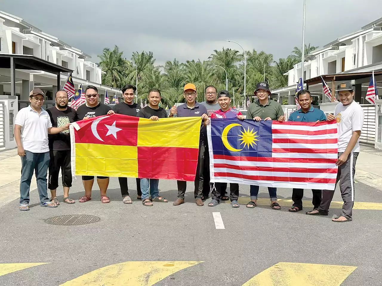 Penduduk Taman Tulip 4 ‘berperang’ pasang Jalur Gemilang