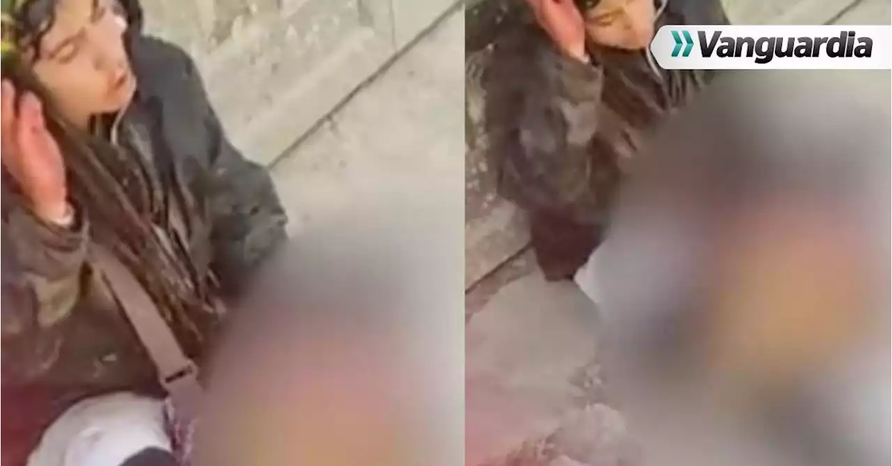 Video: Habitante de calle se come un perro pese a que las personas le reclaman