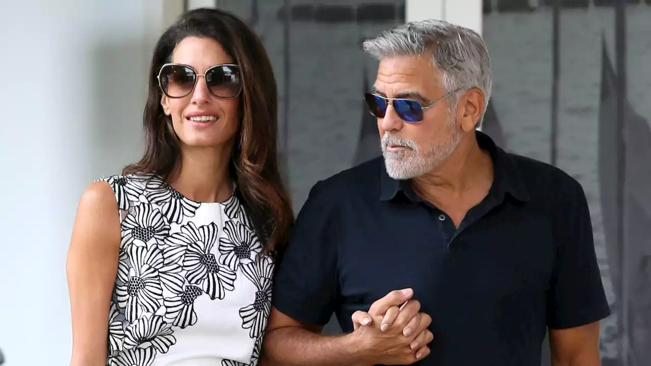 Lección de estilo de Amal Clooney en su llegada a Venecia: minivestido y los zapatos semitransparentes que elevan cualquier 'look'