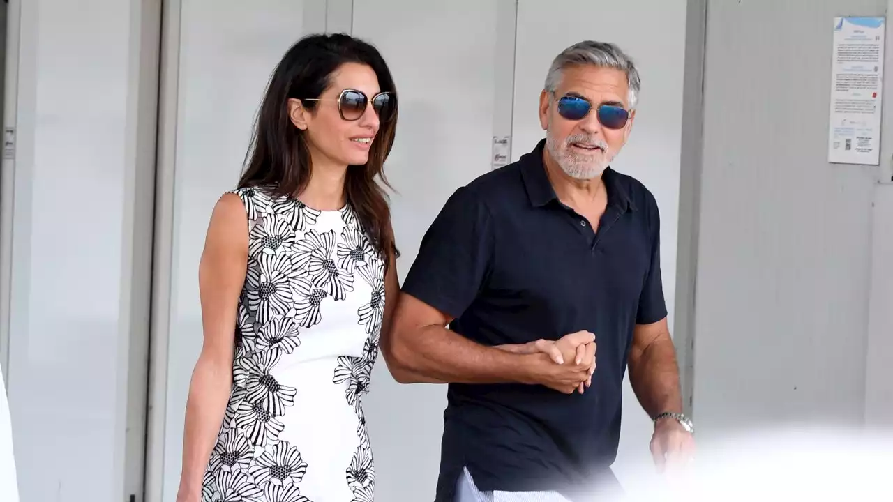 Amal Clooney in slingback e mini abito: il ritorno al Festival di Venezia 2023 per un premio speciale