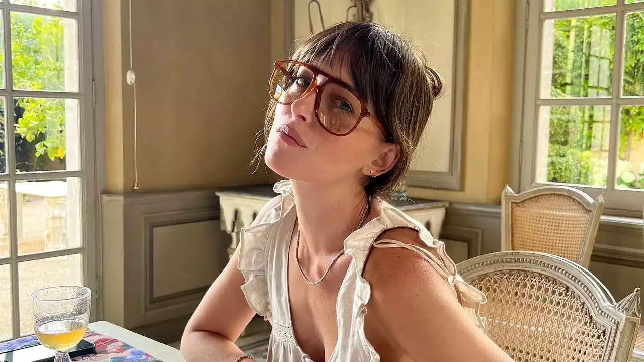 Dakota Johnson quasi irriconoscibile con un nuovo look capelli per il nuovo film con Sean Penn