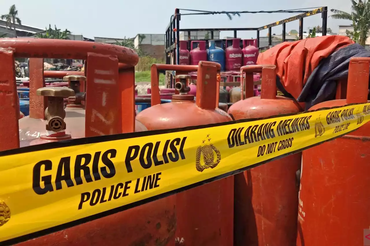 Petugas pasang garis polisi pada puluhan tabung gas di Kalideres