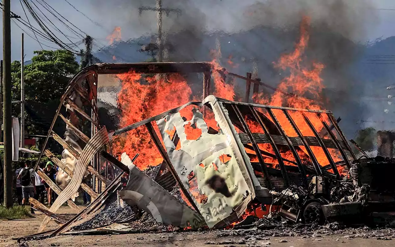 Aristegui en Vivo: Quemas de vehículos en Guerrero y Morelos; 24 muertos por accidente en Nayarit; hallan cuerpo en muro flotante y más