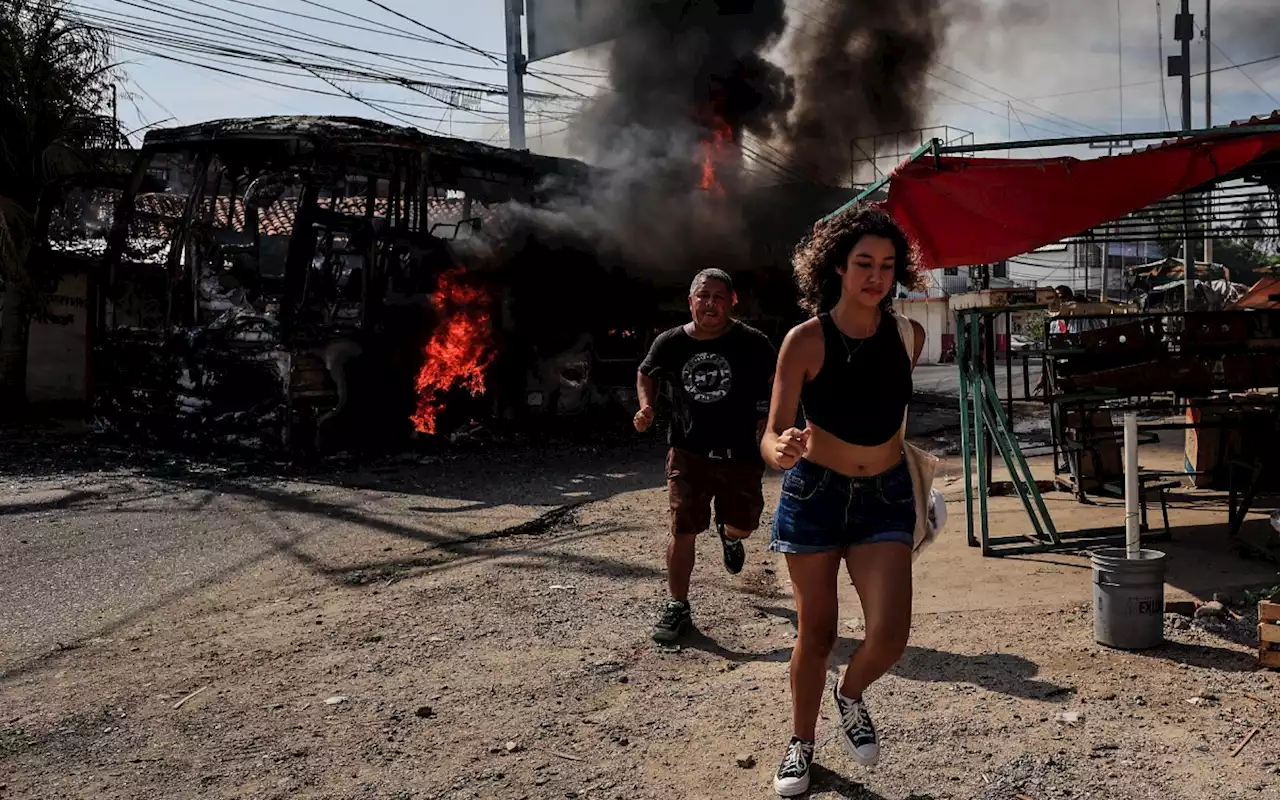 Videos y fotos | Hombres armados queman 12 autos y transportistas bloquean carretera en Acapulco