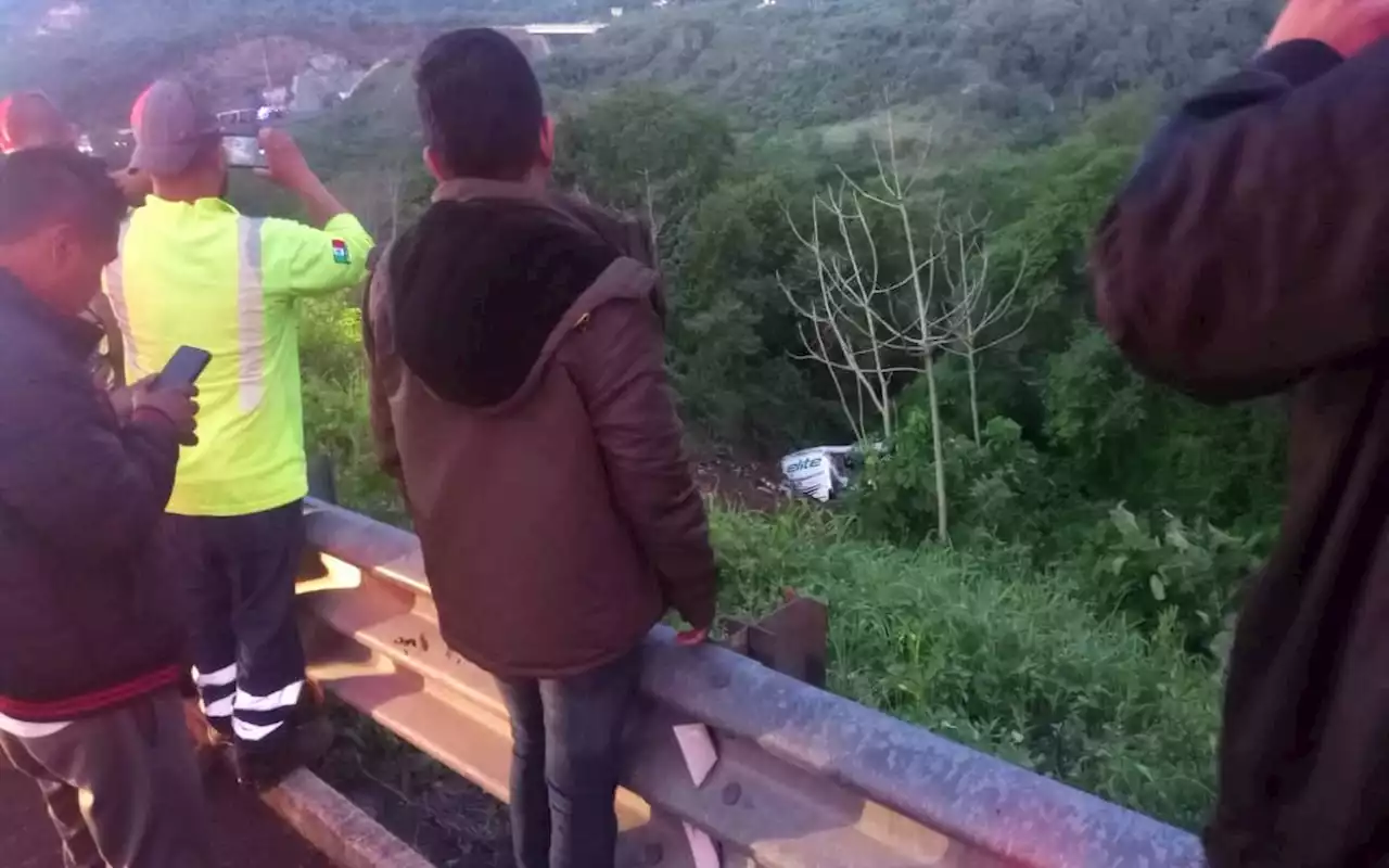 Volcadura de camión de pasajeros deja 24 muertos en Nayarit