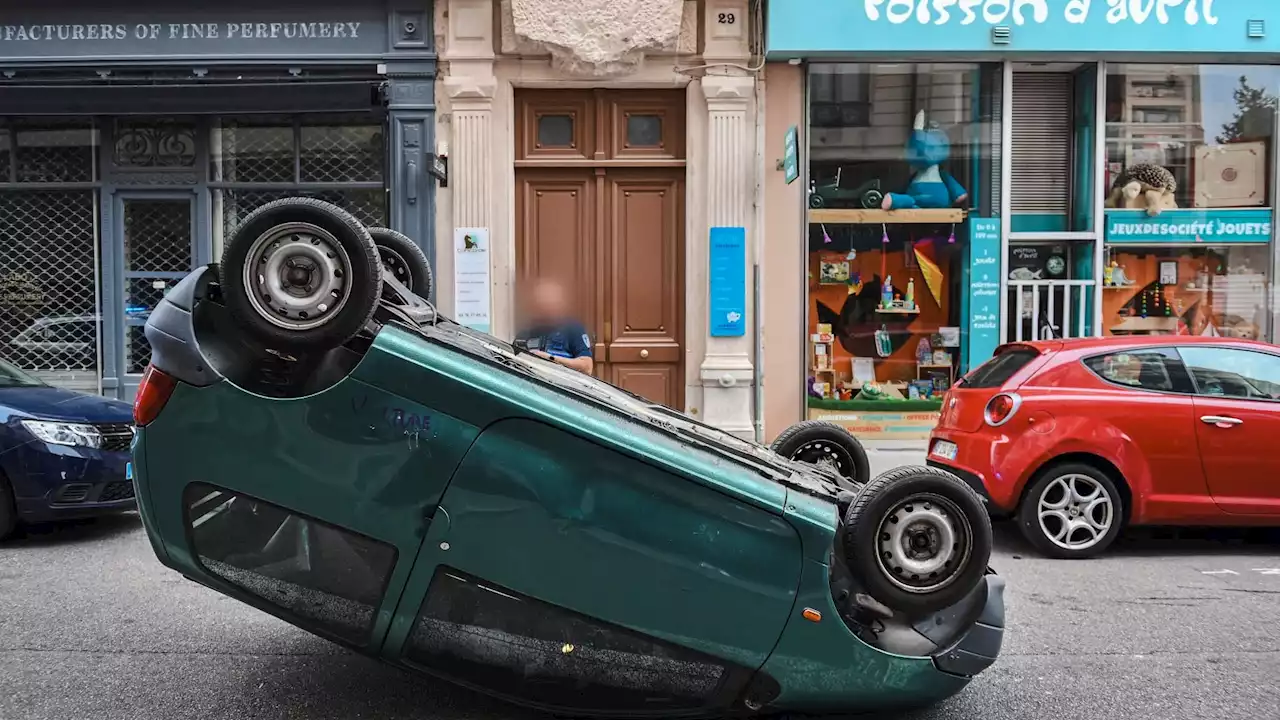 Émeutes: sa voiture est renversée, une Lyonnaise reçoit une contravention pour stationnement gênant