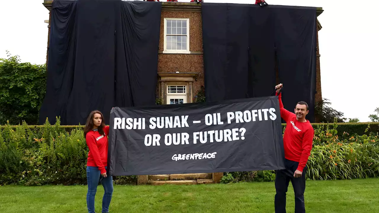 Royaume-Uni: des militants de Greenpeace recouvrent une maison de Rishi Sunak de draps 'noir pétrole'