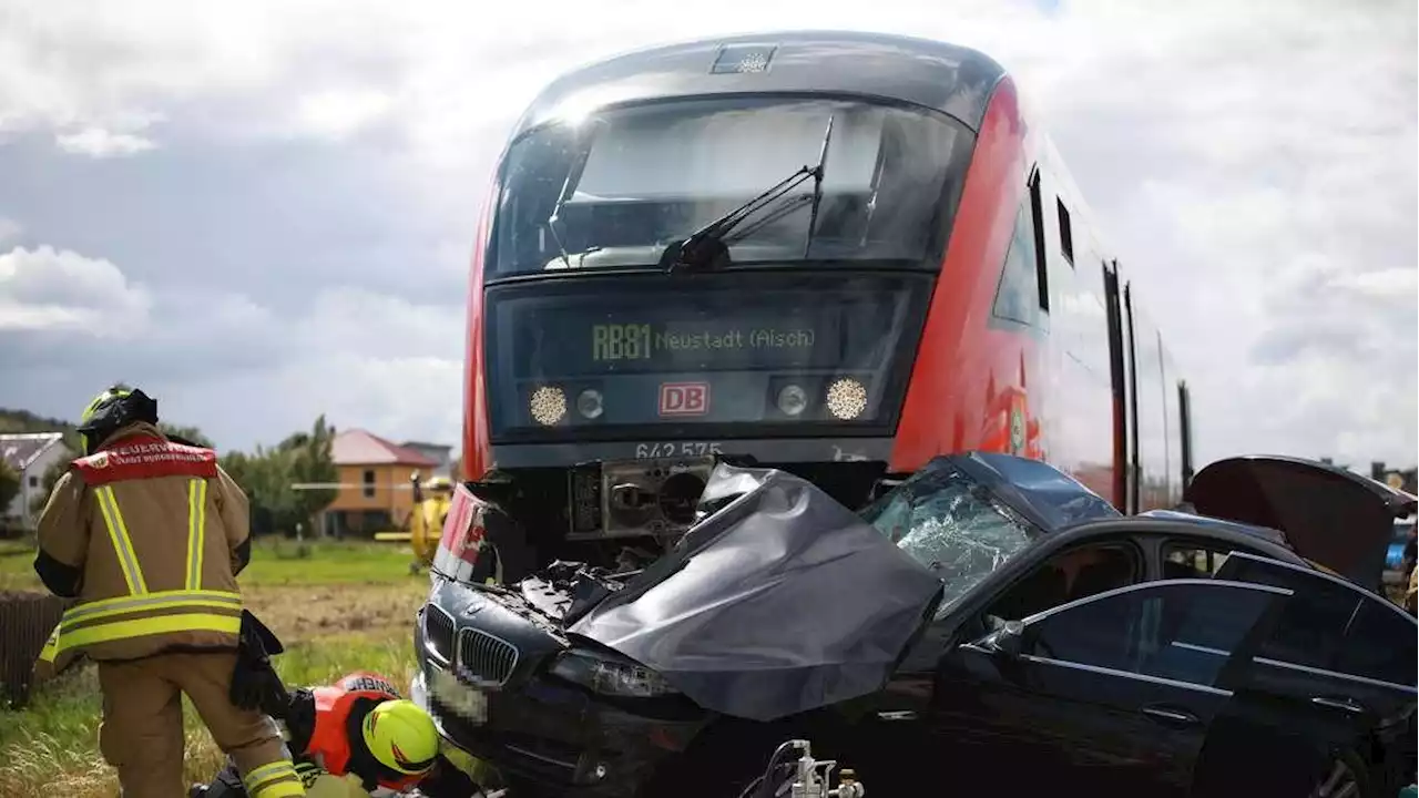 Burgbernheim: Horror-Crash an Bahnübergang: Zug rammt BMW - Fahrer überlebt schwer verletzt