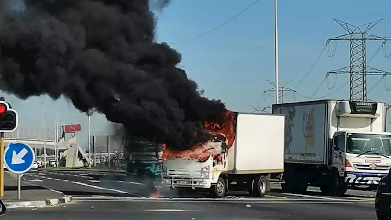 Update: Chaos on Cape Town roads erupt amid taxi strike