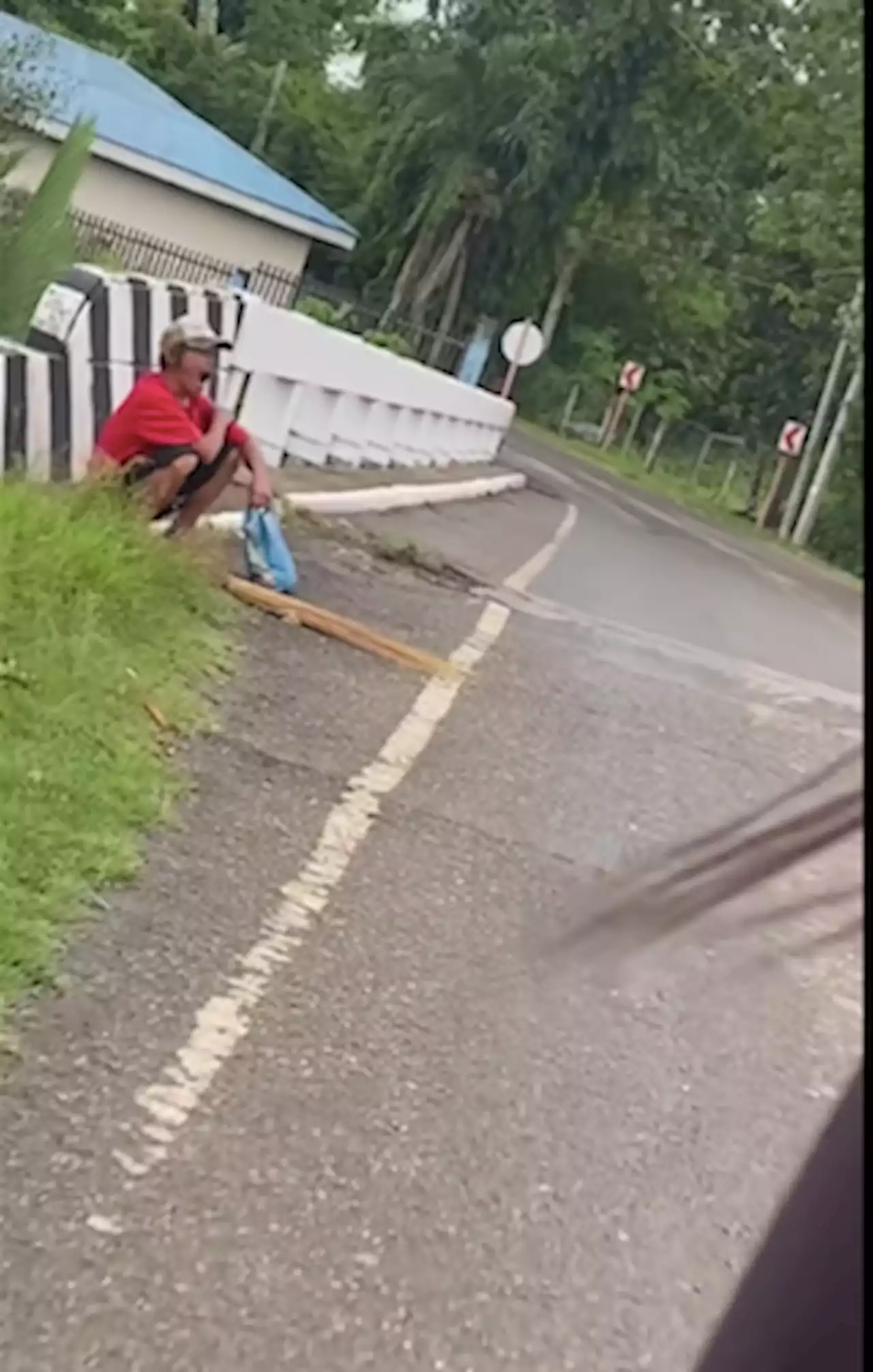 Netizen shows link between happiness and helping others: Helping broomstick vendor lifted my spirit