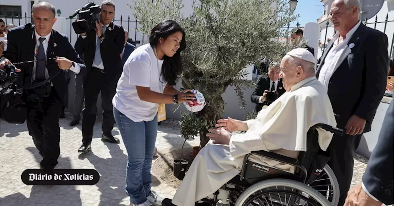 JMJ: Papa Francisco assinou uma bola de trapos e regou uma oliveira em Cascais