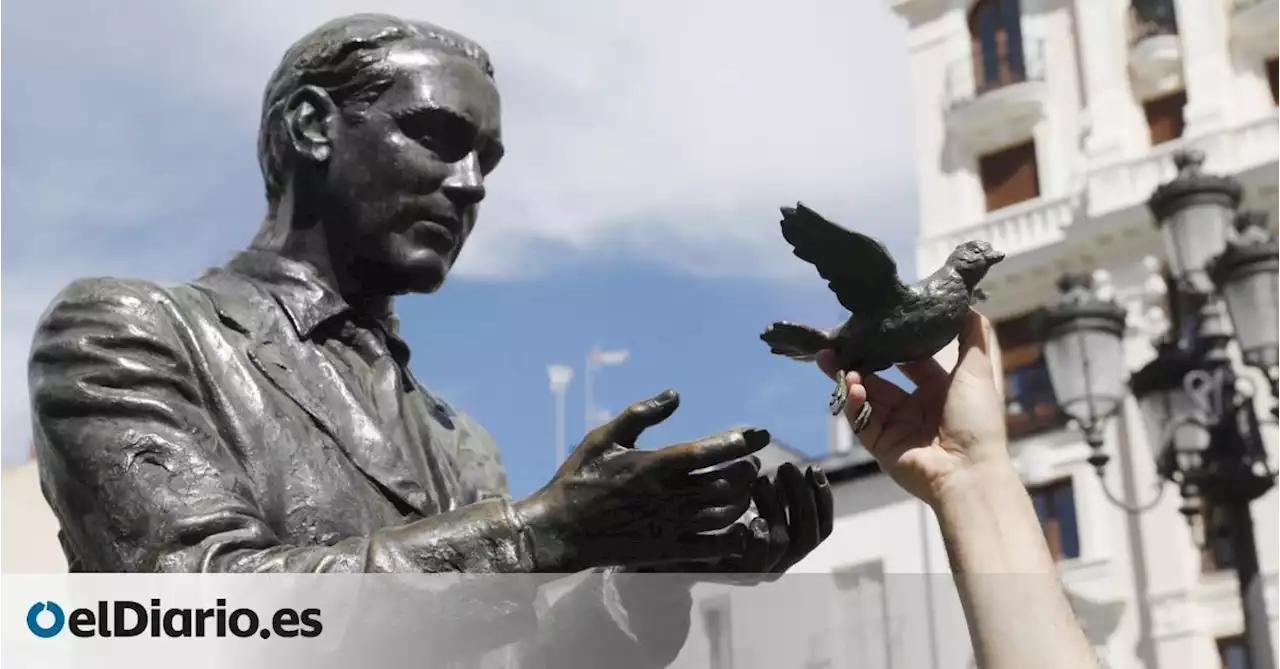 La ajetreada vida de la estatua de Lorca frente al Teatro Español: accidentes, agresiones y actos reivindicativos