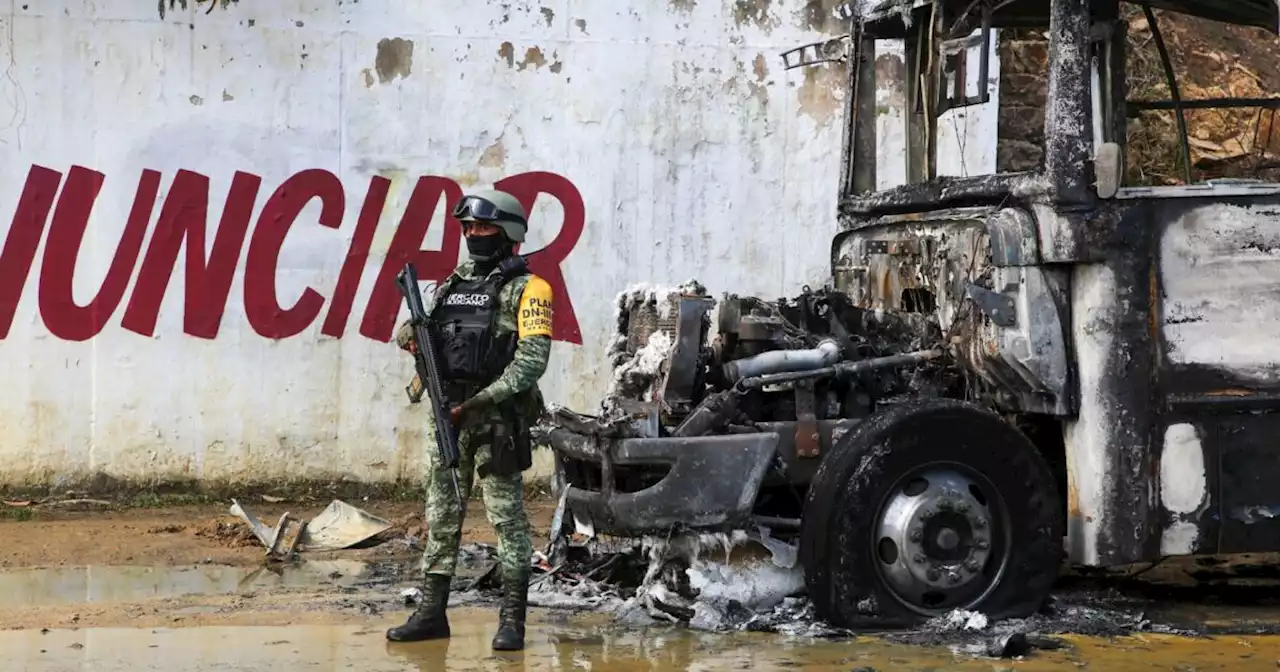 Sujetos incendian vehículos en la carretera Acapulco-Zihuatanejo